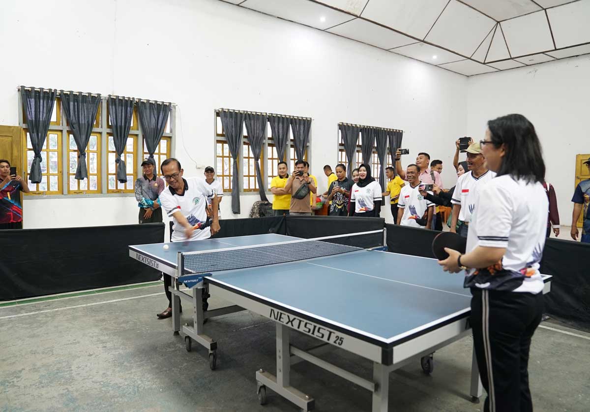PEMBUKAAN: Wabup Lamandau Abdul Hamid bersama Ketua PTMSI Lamandau Vatrean Esaie saat pembukaan Kejuaraan Tenis Meja Lamandau 2025, Kamis (4/12).
