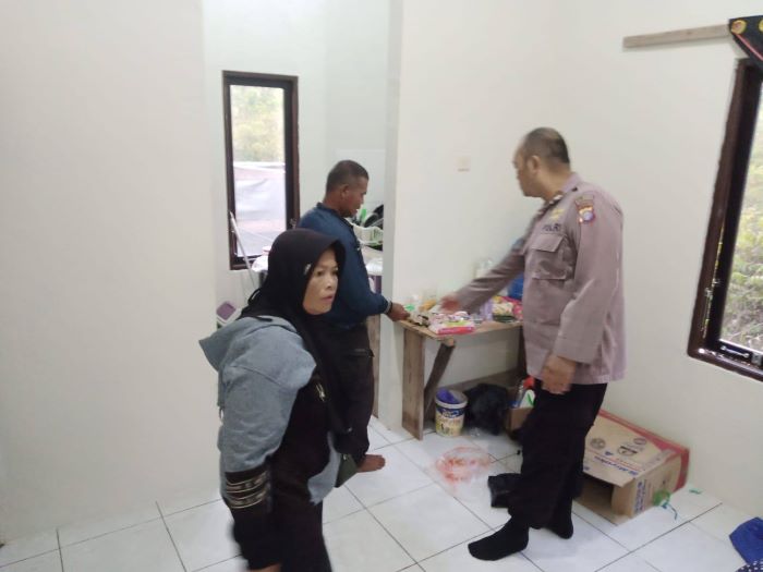 CEK TKP: Petugas Polsek Sebangau berada di tempat kejadian perkara (TKP) rumah mahasiswi, korban percobaan pencurian di Kelurahan Kalampangan, Kecamatan Sabangau, Palangka Raya. FOTO: IST/RADAR SAMPIT