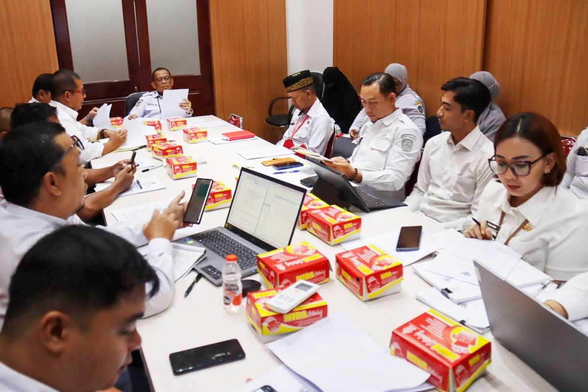 RAPAT: Pelaksanaan rapat pembahasan tiga Raperbup terkait tata kelola dan pemanfaatan pendapatan BLUD Puskesmas di Seruyan, Jumat (5/12/2025).