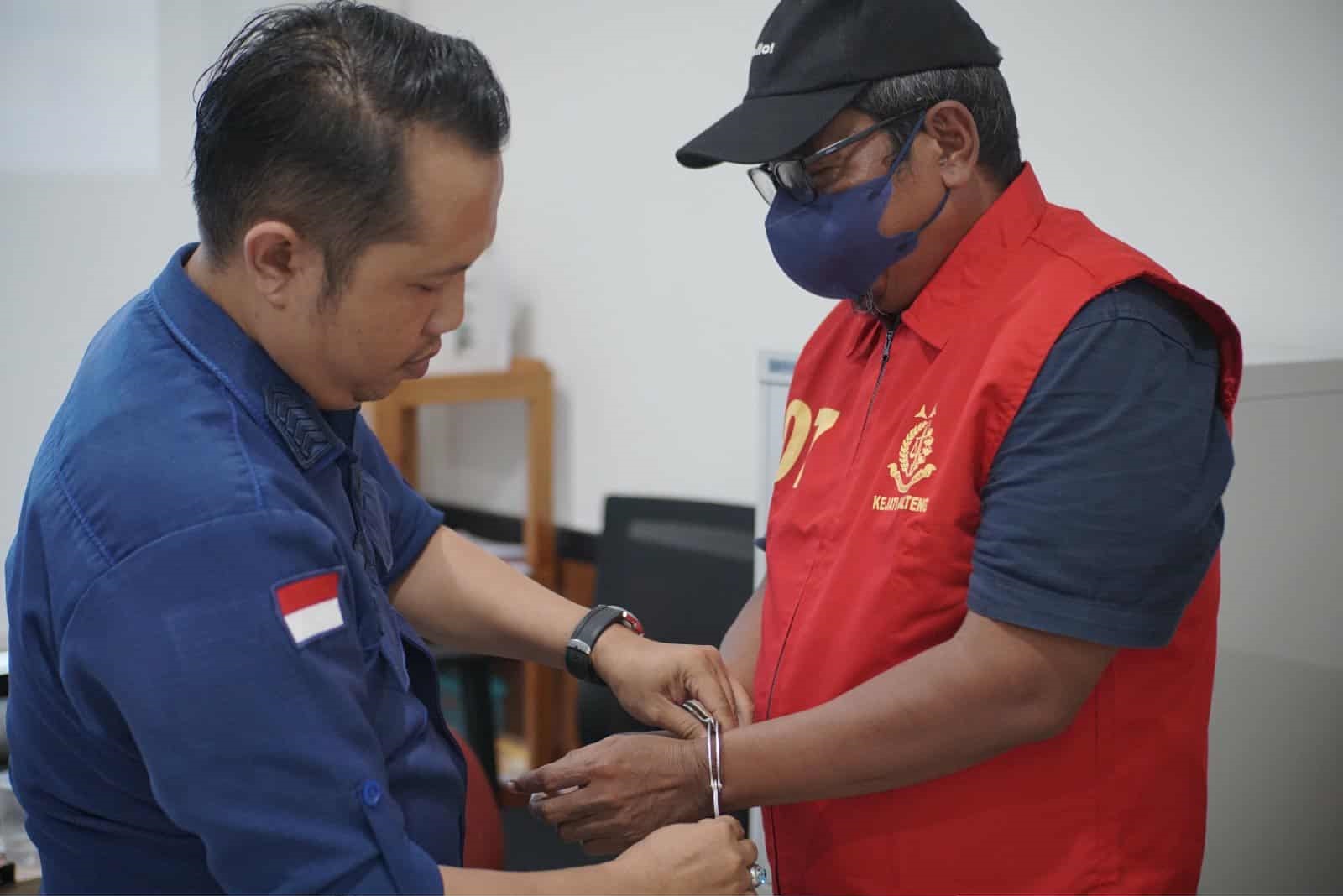 Salah satu tersangka dalam perkara tipikor pengadaan layanan internet di Seruyan saat menjalani proses hukum di Kejati Kalteng, baru-baru tadi.