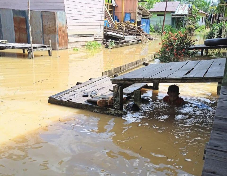 Banjir yang melanda Desa Tanjung Jariangau Kecamatan Mentaya Hulu, Kotim, Jumat (5/12).