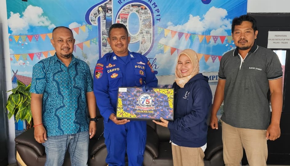 Direktur Polairud Polda Kalteng Kombes Pol Dony Eka Putra melalui Bripka Nurcahyono memberikan souvenir HUT Polairud kepada Ketua PWI Kotawaringin Timur Siti Fauziah, Kamis (4/12/2025).