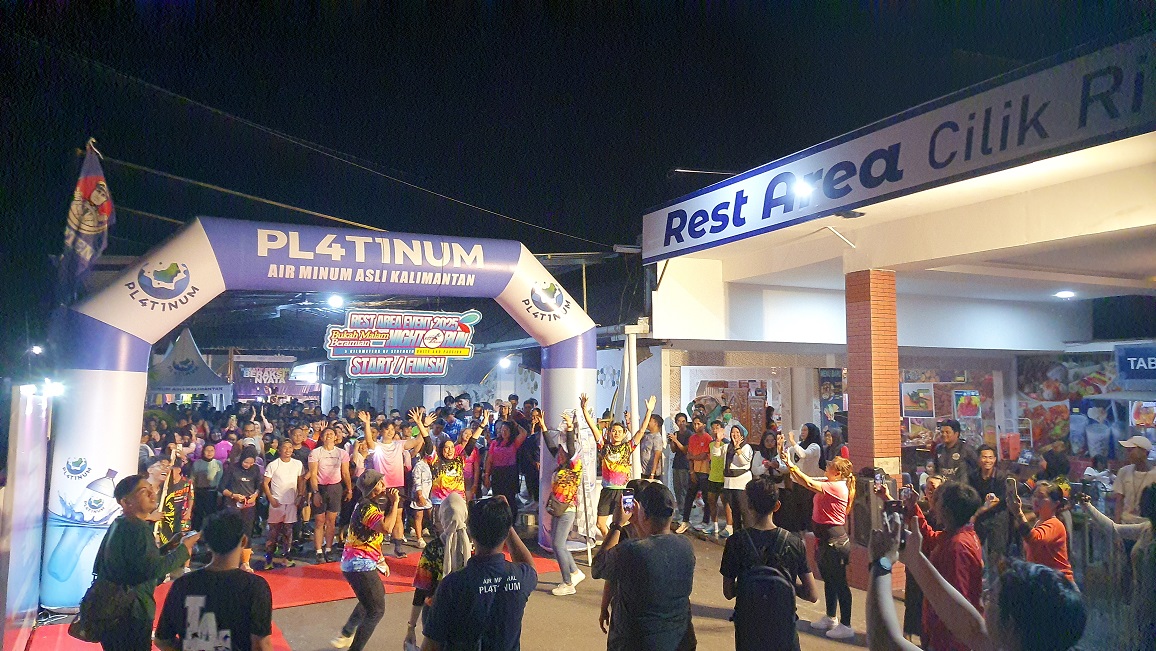 Ratusan peserta Night Run ramaikan Event Rest Area, Sabtu (6/12) malam.