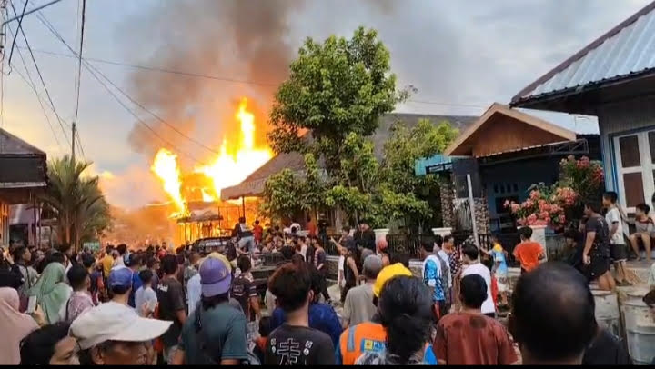 Kebakaran yang terjadi di Jalan Merdeka, RT 01, Kelurahan Kotawaringin Hulu, Kecamatan Kotawaringin Lama (Kolam), (5/12).