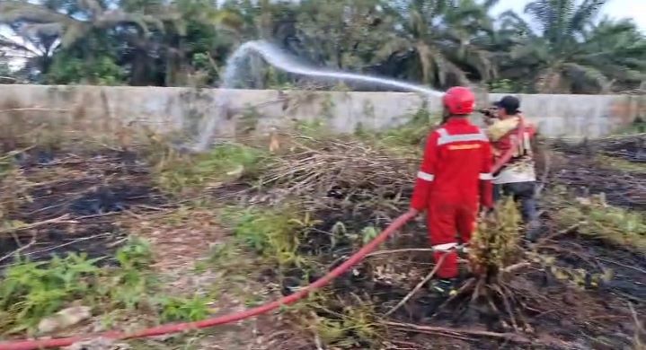 KARHAN: Petugas melakukan penanganan kebakaran lahan kosong di Jalan Ahmad Yani, Desa Purbasari, Kecamatan Pangkalan Lada, Kabupaten Kotawaringin Barat (Kobar), Sabtu (6/12/2025) malam.