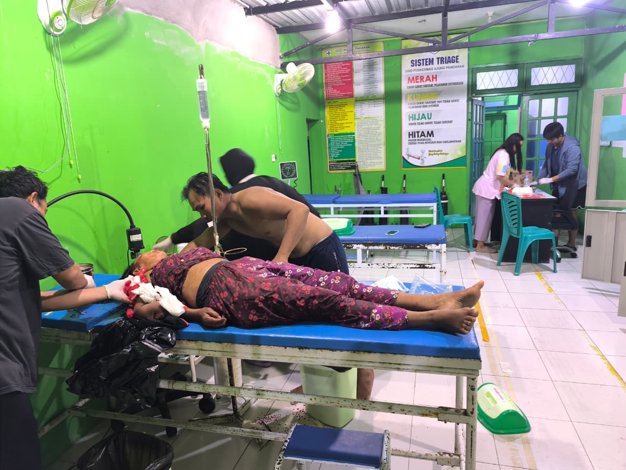 Seorang ibu rumah saat mendapatkan pertolongan di rumah sakit usai terlibat kecelakaan di sekitar Ujung Pandaran, Kecamatan Teluk Sampit, Kotim, Jumat (5/12) malam.