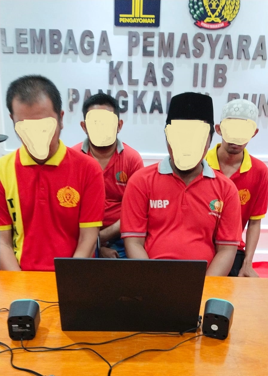 Empat terdakwa kasus narkoba di Pengadilan Negeri Nanga Bulik, saat menghadapi tuntutan seumur hidup penjara, baru-baru tadi.