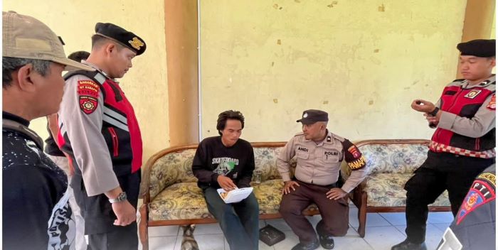 DIAMANKAN: Personel Polres dan Satpol PP Seruyan mengamankan ODGJ yang sempat buat warga Kuala Pembuang resah, Jumat (5/12/2025) pagi. FOTO: RIFANI/RADAR SAMPIT