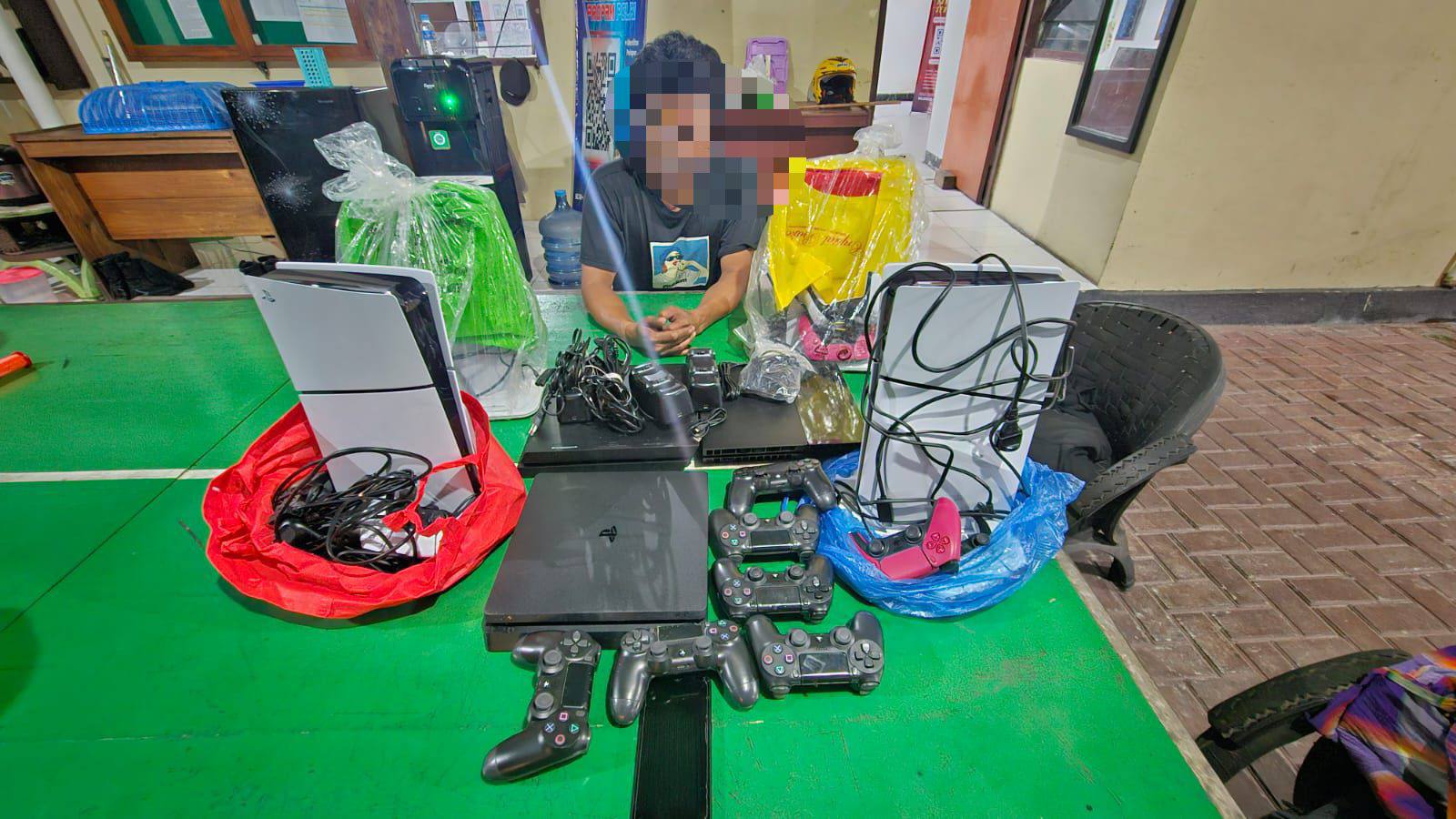 Pria berinisial Hyt (39), warga Pontianak saat diamankan Mapolsek Bukit Batu bersama sejumlah barang bukti, (4/12) malam.