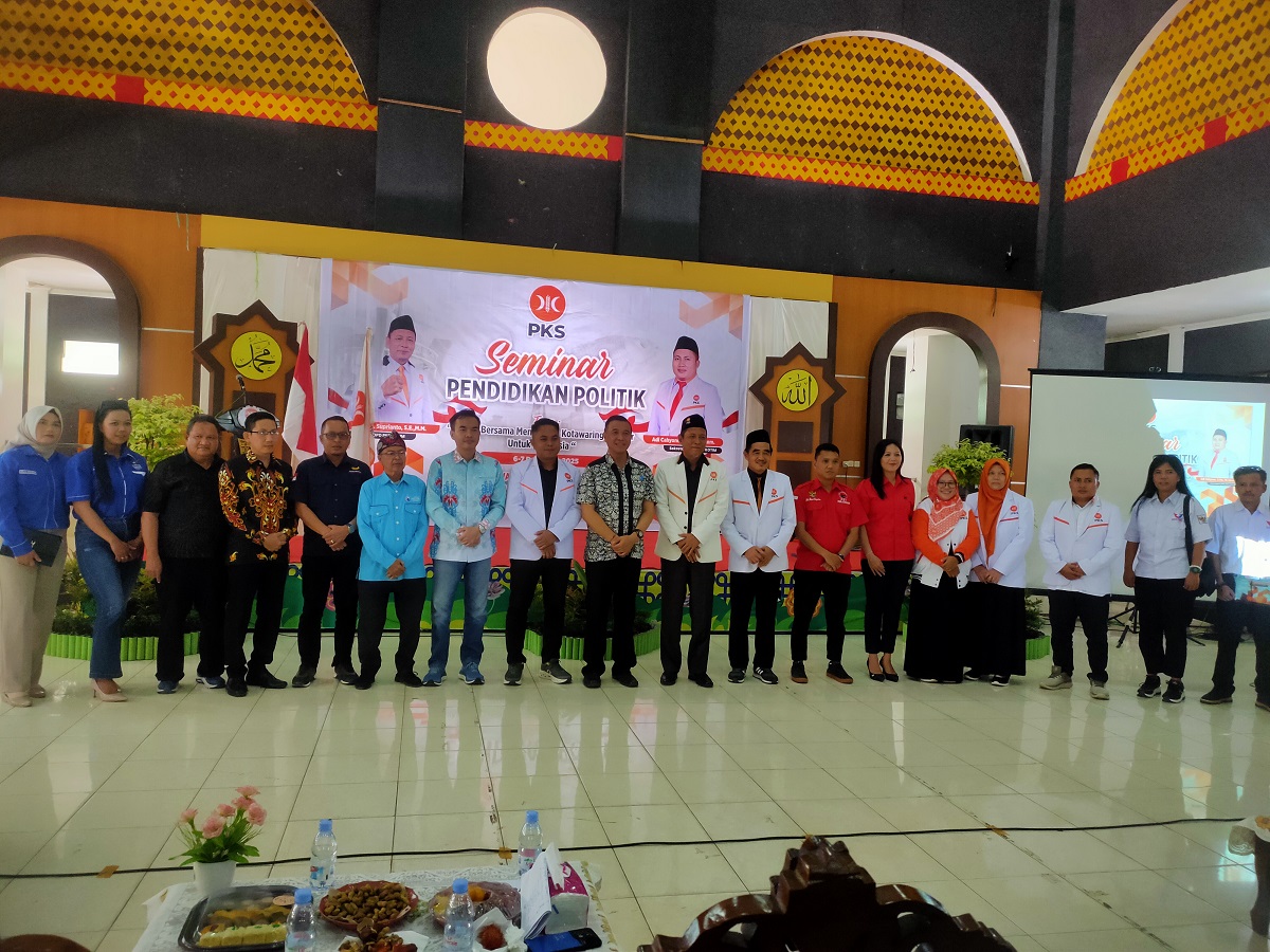 Pengurus DPD PKS Kotim bersama beberapa undangan dan narasumber di acara pembukaan seminar politik DPD PKS Kotim, Sabtu (6/12).