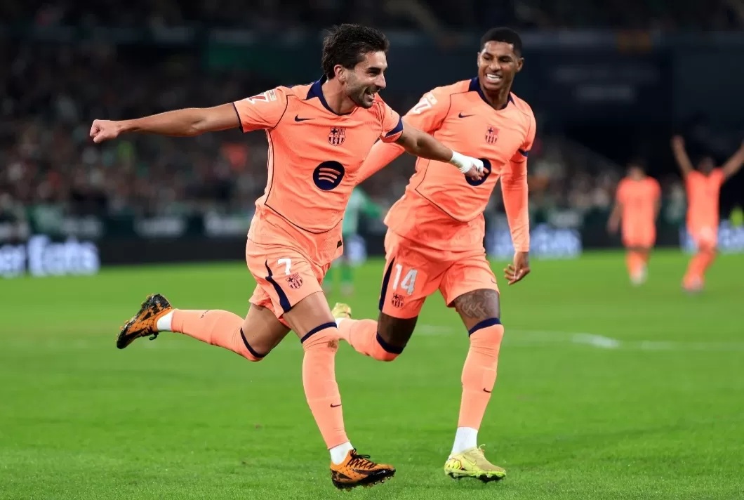 Ferran Torres (kiri) jadi bintang kemenangan Barcelona. (Foorball Espana)
