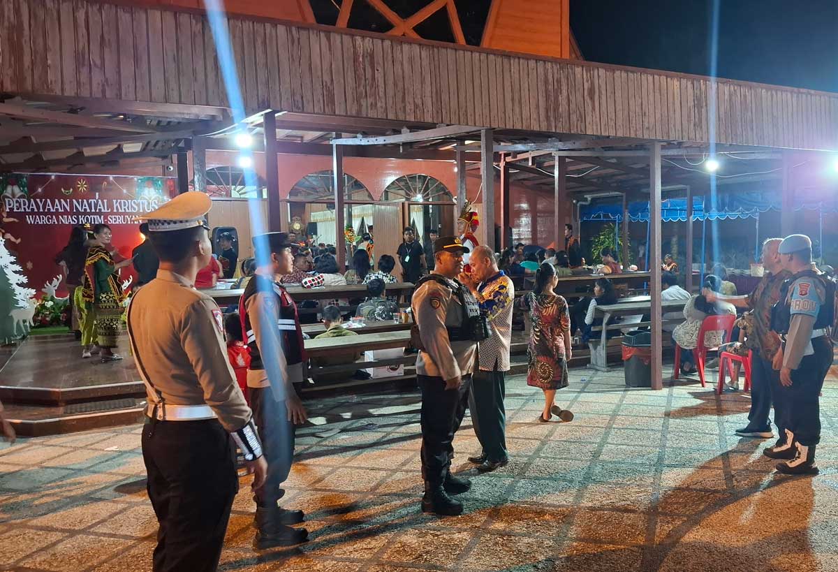 SIAGA: Petugas Polres Kotim saat pengamanan di Gereja Maranatha Jalan S Parman, Kecamatan MB Ketapang, Sampit, Sabtu (6/12) malam.