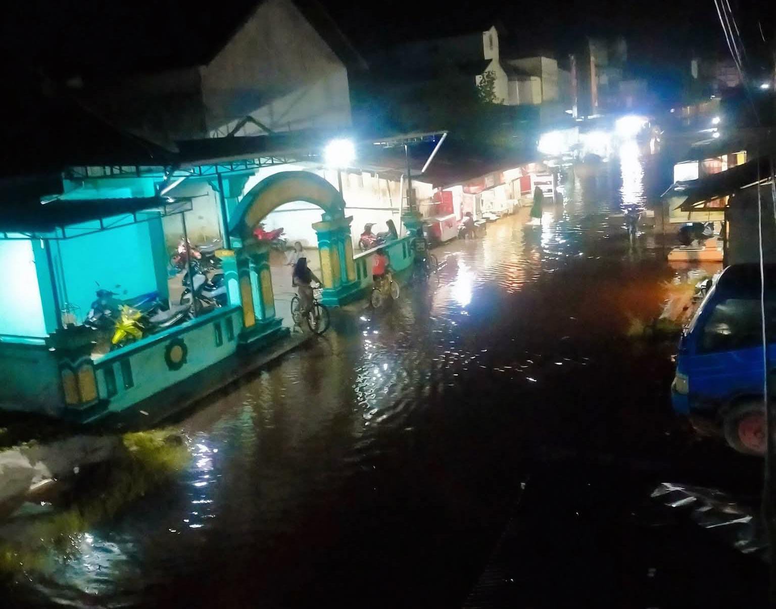 Air ROB yang menggenangi pertigaan jalan di kawasan Pasar Samuda, Kecamatan Mentaya Hilir Selatan, Sabtu (6/12) malam.