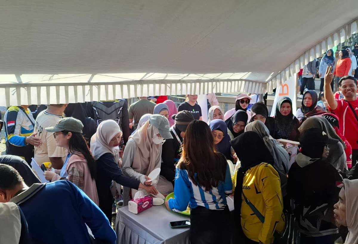 ANTUSIAS: Warga tampak memadati stan Job Fair Disnakertrans Kotim di Taman Kotim Sampit, Minggu (7/12).
