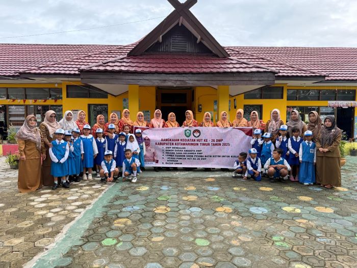 BERSAMA: Ketua bersama jajaran pengurusan DWP Kotim, dewan guru dan peserta didik, dalam program DWP Mengajar di TK Negeri Pembina, Senin (8/12/2025). FOTO: YUNI/RADAR SAMPIT