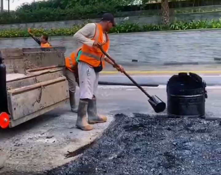 Tim Satgas Bina Marga saat perbaikan menutup lubang di ruas jalan Kota Pangkalan Bun, Kabupaten Kotawaringin Barat.