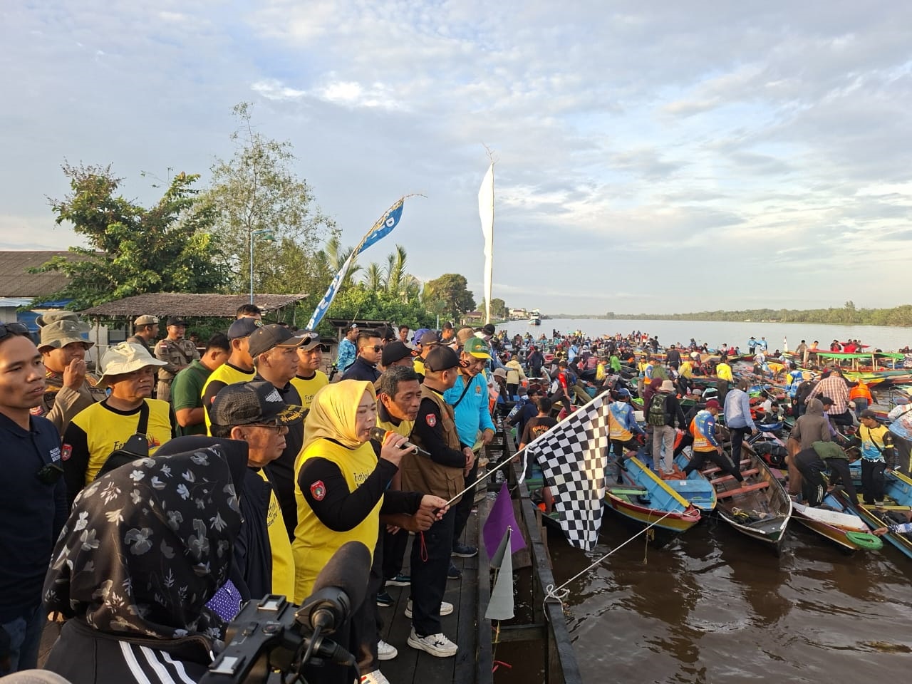 Lomba mancing udang galah pada Festival Batang Arut 2025 di dermaga TPI Desa Tanjung Putri, Kecamatan Arut Selatan, Kabupaten Kotawaringin Barat, Minggu (7/12).