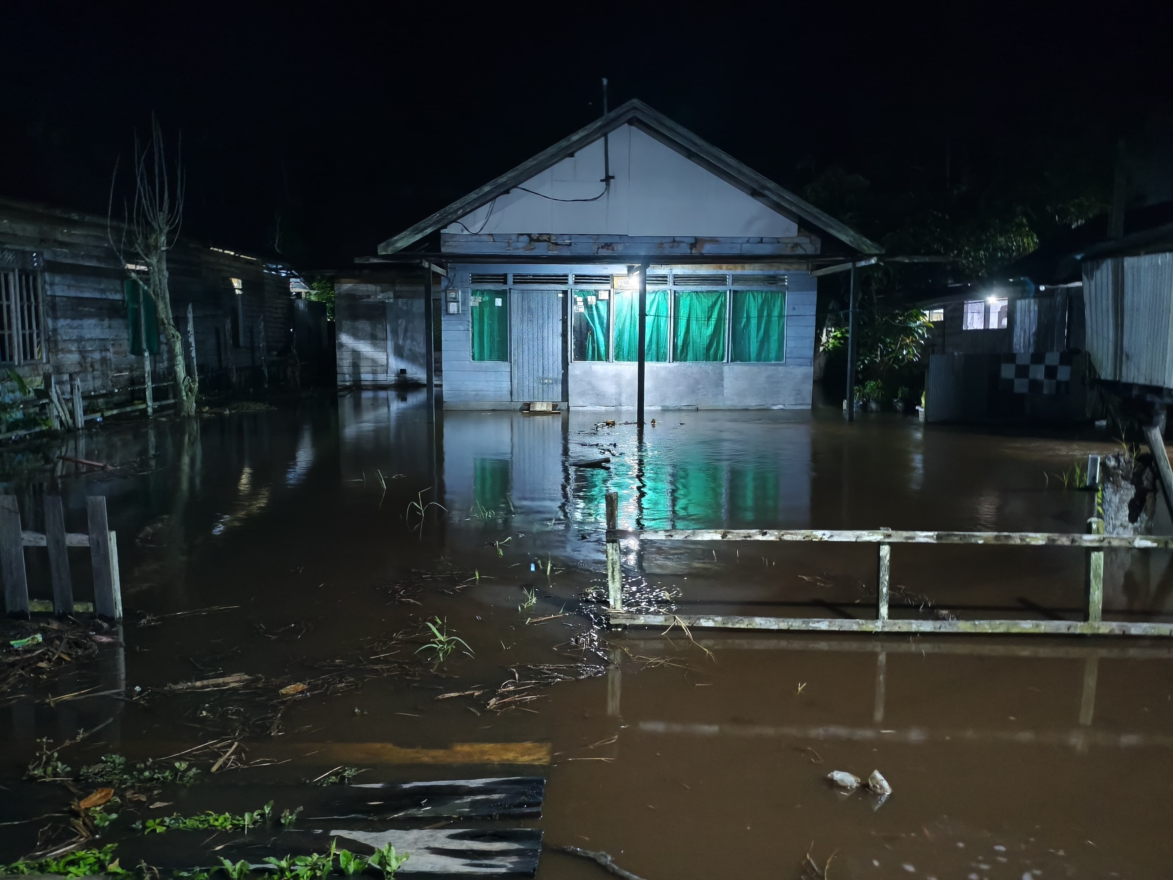 BANJIR ROB : Kondisi Jalan HM Noor yang tergenang banjir rob akibat air pasang di Samuda Kota, Minggu (7/12/2025) malam.&nbsp;AFANDI UNTUK RADAR SAMPIT