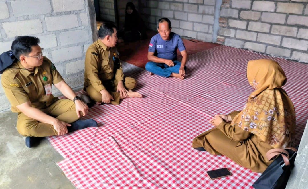 Petugas DLH Kotim saat mewawancarai salah seorang ketua RT sekitar gudang pengelolaan karet di Jalan Ir Juanda Sampit yang dikeluhkan mengeluarkan bau tak sedap, Senin (8/12/2025). (DLH Kotim)
