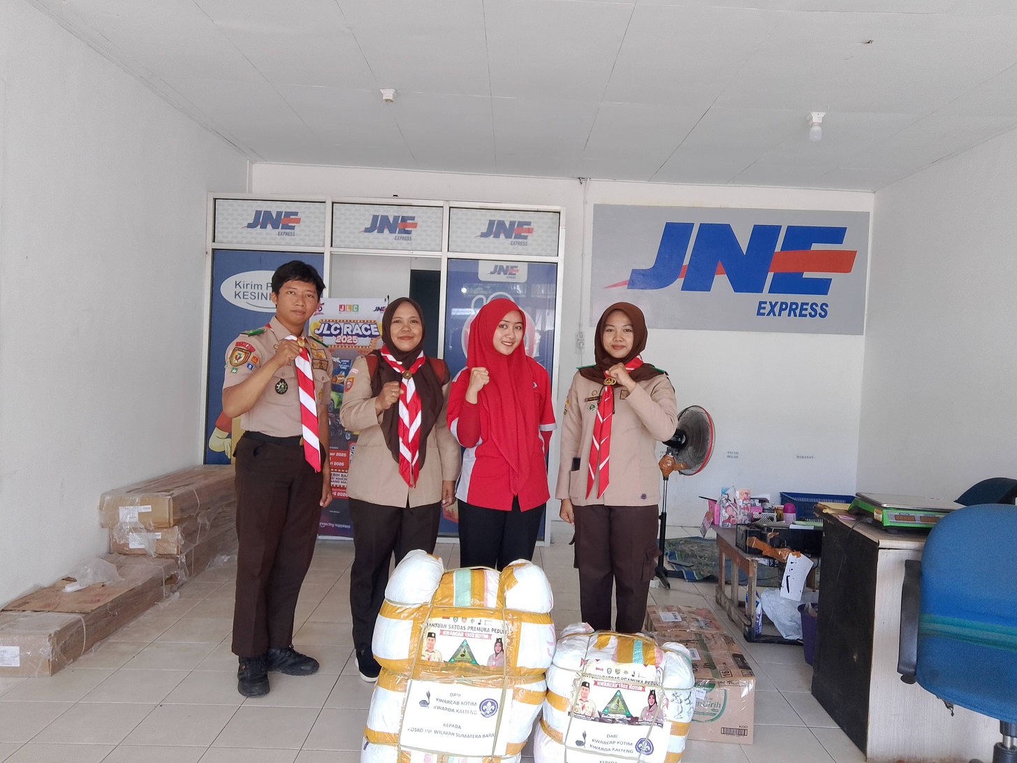 Relawan Kwarcab Pramuka Kotim saat mengirimkan dua paket bantuan untuk korban banjir di Aceh, Sumatera dan sekitarnya.