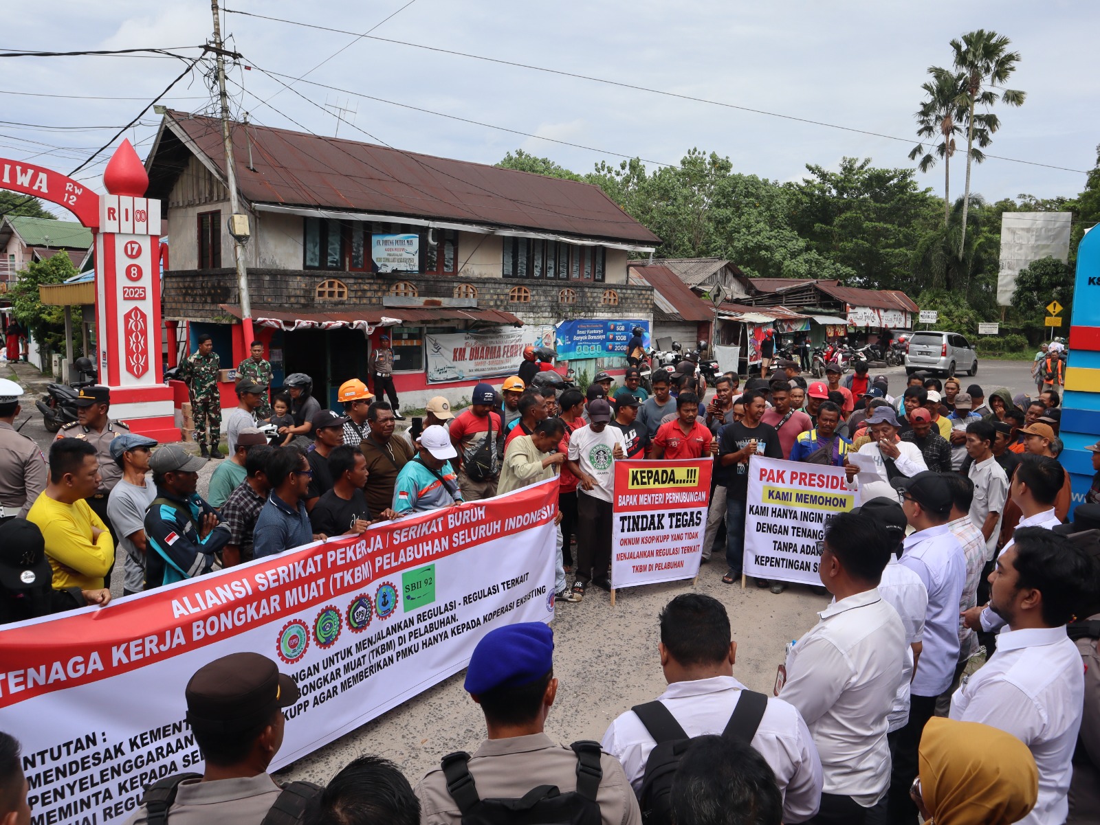 Aksi demonstrasi buruh pelabuhan /TKBM di depan kantor KSOP Sampit, menyampaikan sejumlah aspirasi terkait pekerjaan kepelabuhanan, Senin (8/12).