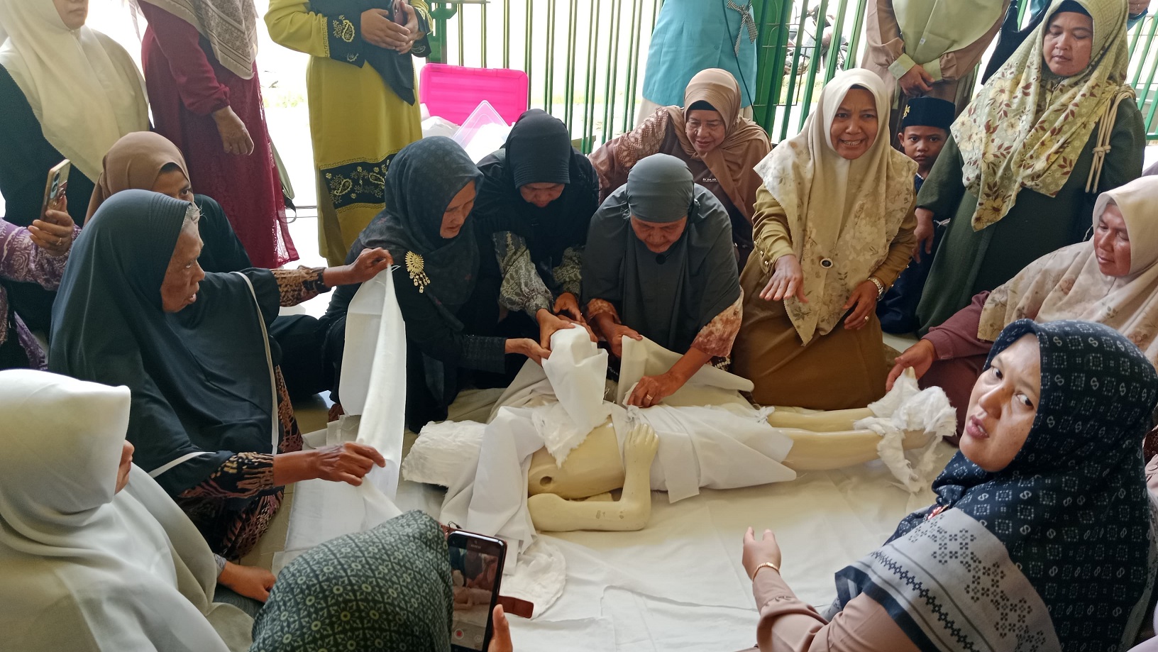 Para peserta pelatihan pemulasaran jenazah di Nanga Bulik Lamandau, saat mengikuti praktek yang diberikan narasumber.