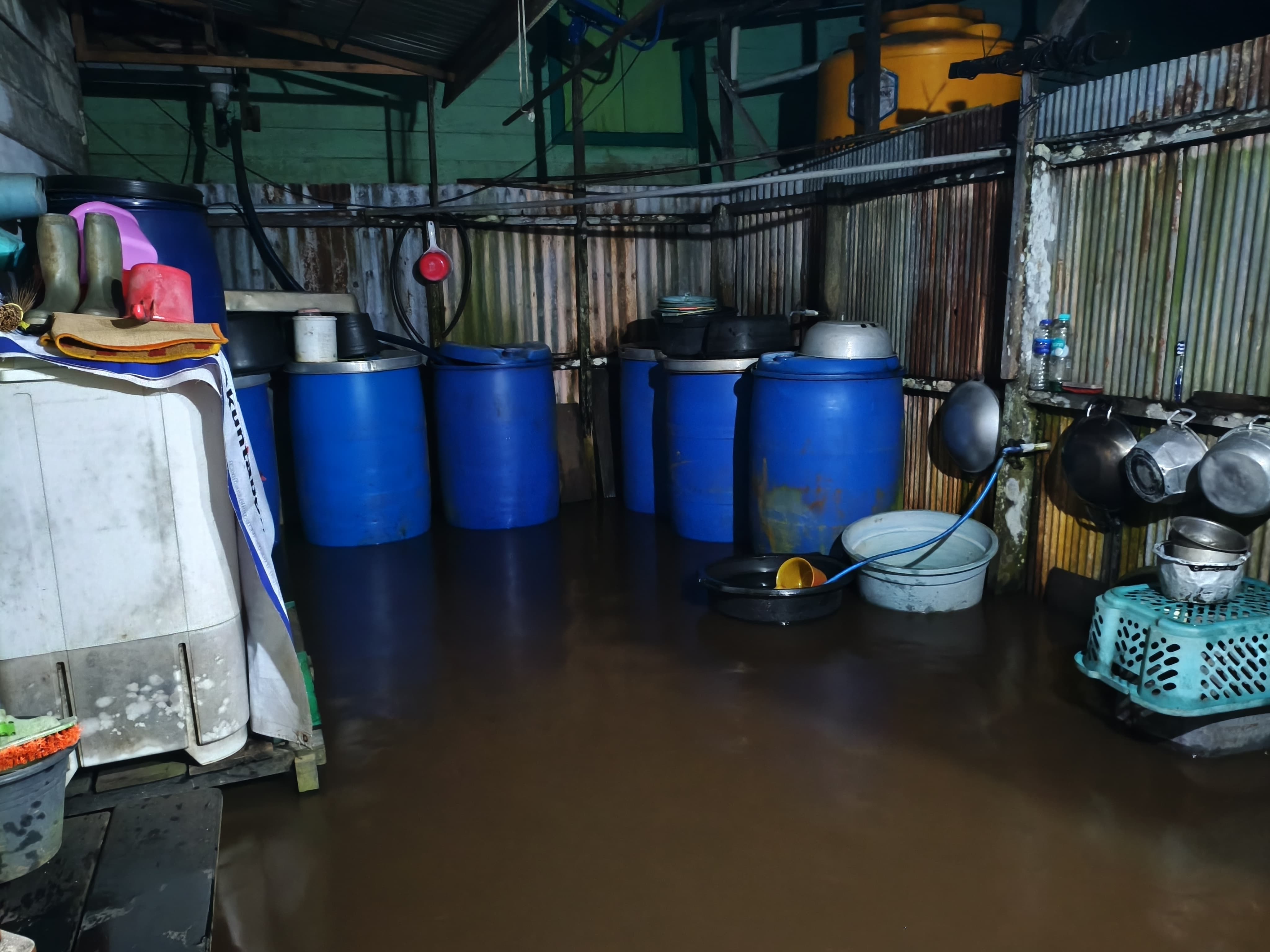 Banjir ROB yang masuk ke dalam rumah warga di Kecamatan Mentaya Hilir Selatan, Minggu (7/12) malam