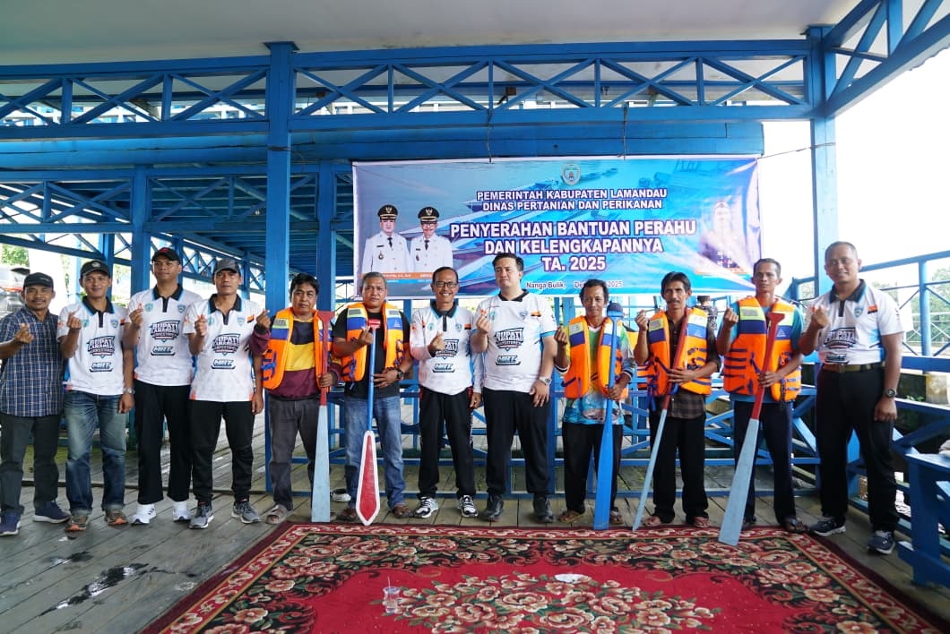 Bupati Lamandau Rizky Aditya Putra menemui nelayan penerima bantuan perahu di Dermaga Batu Bisa, Nanga Bulik.