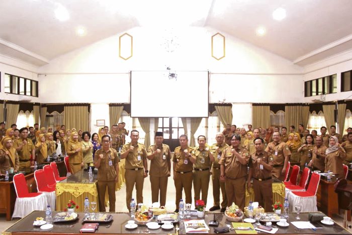 KEGIATAN: Foto bersama pada kegiatan orientasi penyusunan RKPD tahun 2027 dan sosialisasi Perda Nomor 3 Tahun 2025 tentang RPIMD Kabupaten Kotim 2025-2029, Senin (8/12/2025). FOTO: BAPPERIDA KOTIM/RAD