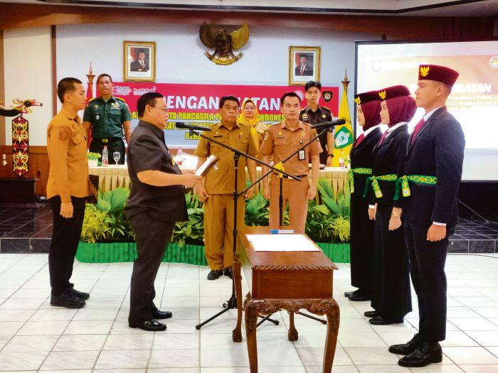 PENGUKUHAN: Prosesi pengangkatan dan pengukuhan DPPI periode 2025&ndash;2029 digelar pada Senin (8/12/2025). FOTO: YUNI/RADAR SAMPIT