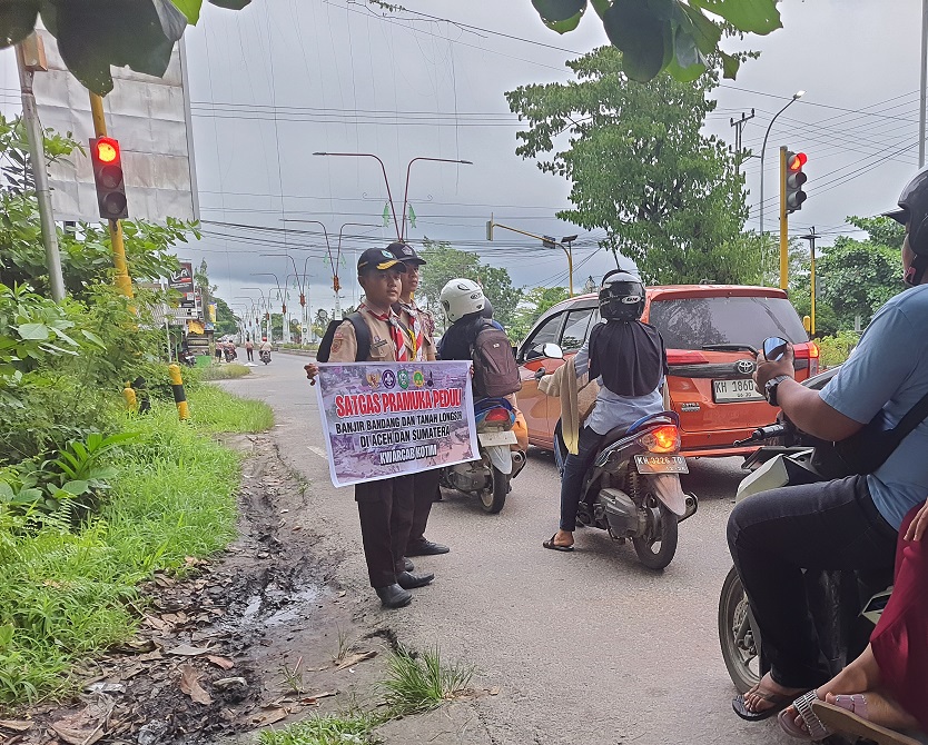 Anggota Pramuka Kwarcab Kotim saat menggalang donasi untuk membantu korban banjir di Aceh dan Sumatera