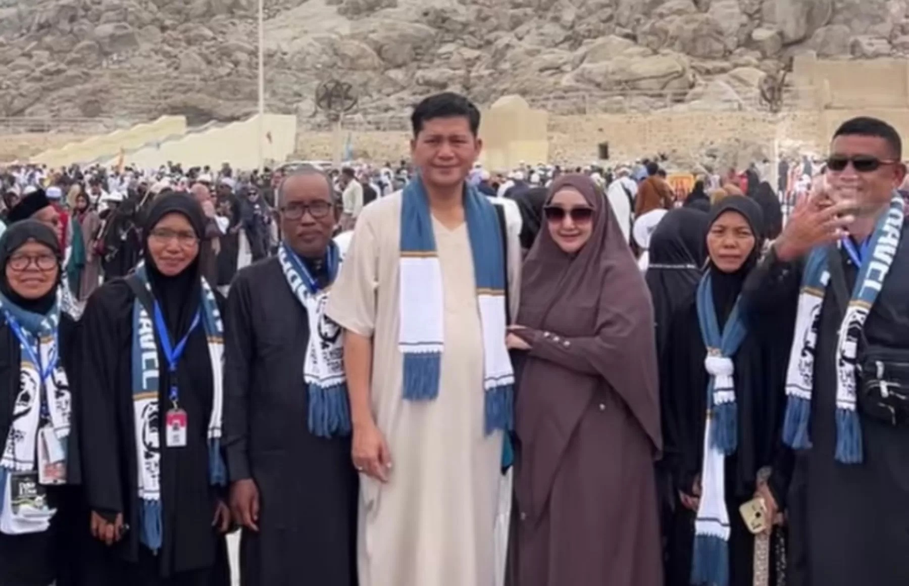 Bupati Aceh Selatan Mirwan MS pergi umrah bersama keluarga saat warganya terkena bencana. (Instagram)