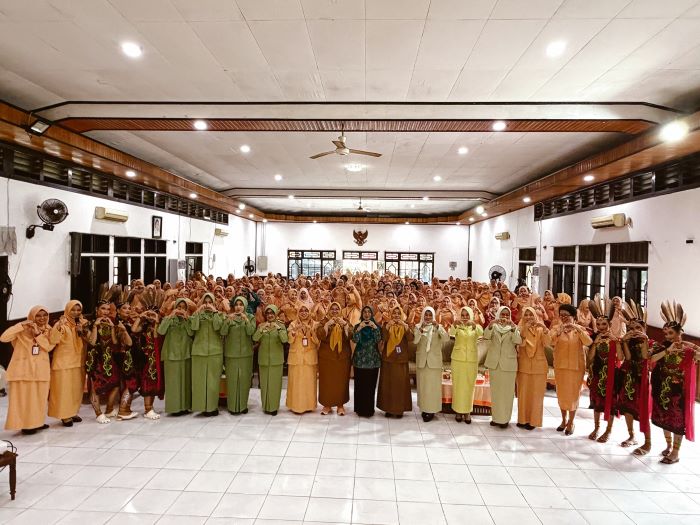 DWP KOTIM: Foto bersama pada kegiatan Musda V DWP Kotim, Selasa (9/12/2025). FOTO: YUNI/RADAR SAMPIT