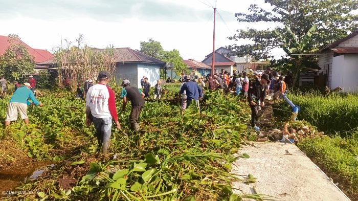 GOTONG ROYONG: Warga dari beberapa RT di Kecamatan Baamang melakukan kegiatan kerja bakti, baru-baru tadi. FOTO: IST/RADAR SAMPIT