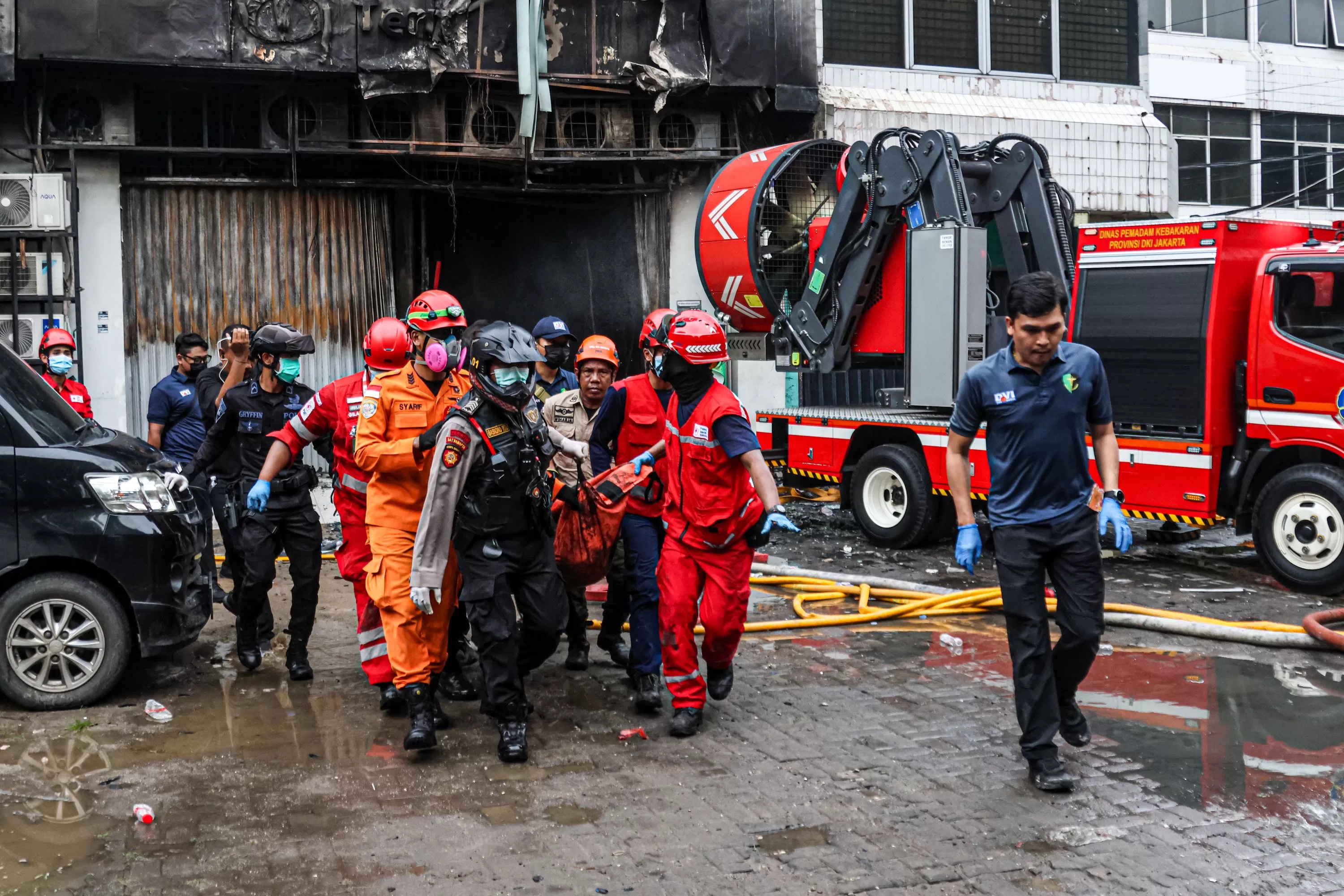 Petugas gabungan mengevakuasi korban kebakaran di toko elektronik kawasan Cempaka Putih, Jakarta, Selasa (09/12/2025). (Hanung Hambara/Jawa Pos)