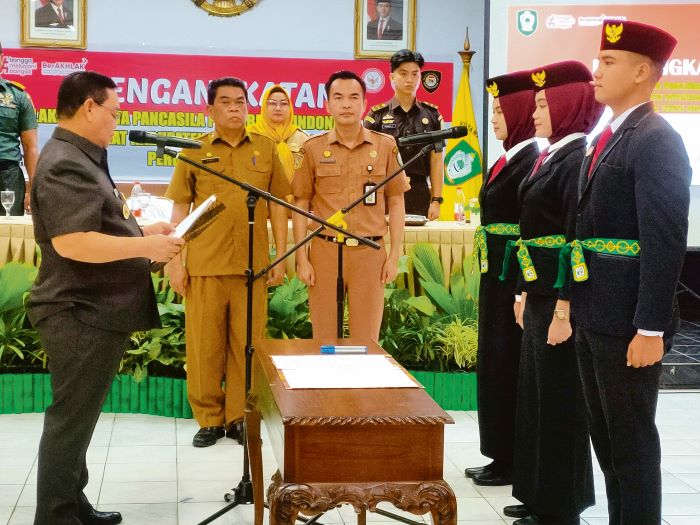 DUTA PANCASILA: Kepala Kesbangpol  Rihel, bersama Sekban Kesbangpol Kotim Eddy Hidayat (tengah) saat bertindak sebagai saksi saat pengangkatan dan pengukuhan DPPI Kabupaten Kotim, Senin (8/12/2025) ta