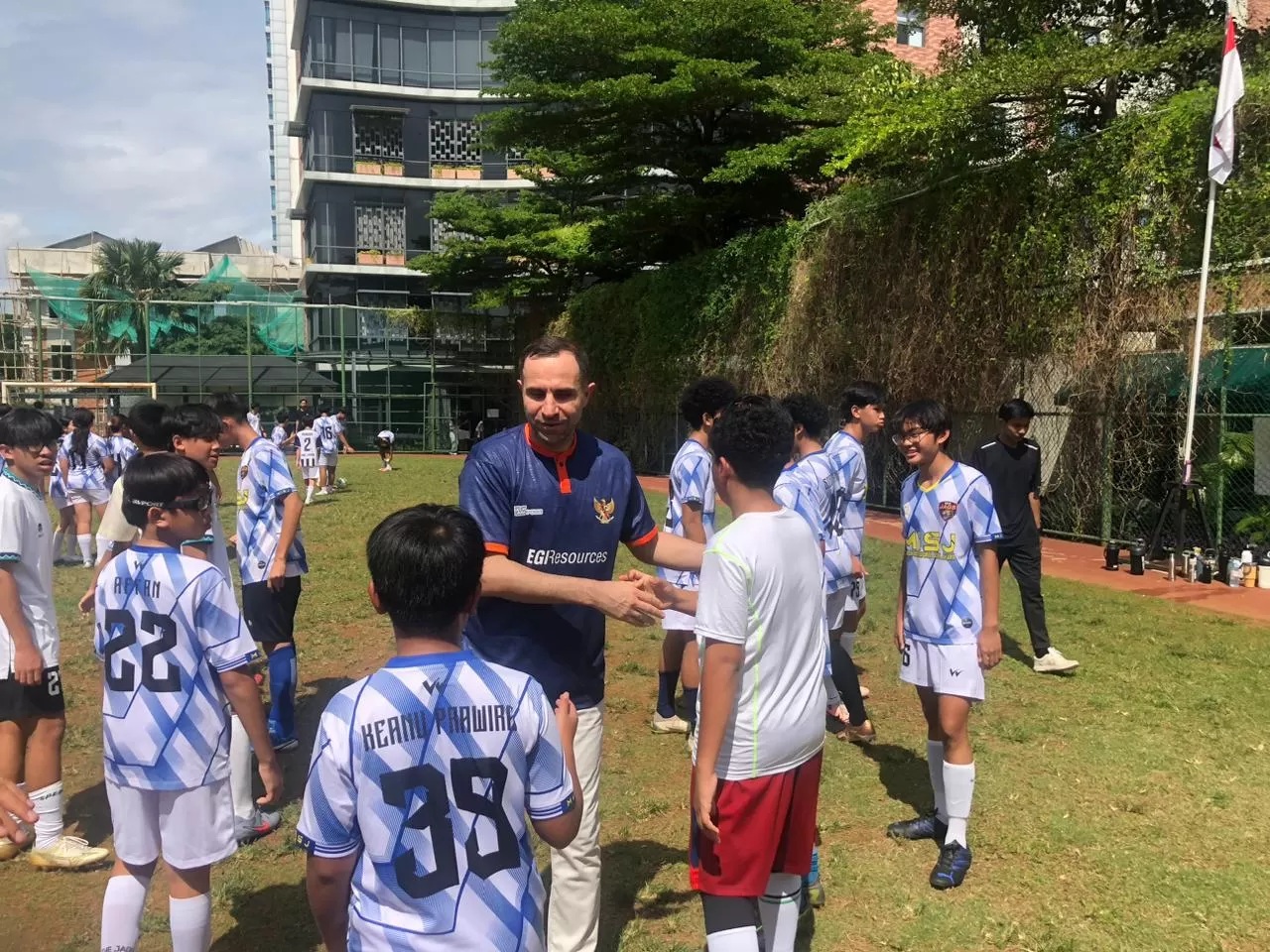 Pelatih Uzbekistan Timur Kapadze saat melakukan coaching clinic di salah satu sekolah swasta dalam salah satu agenda di Jakarta. (Dok. EGI Sport)