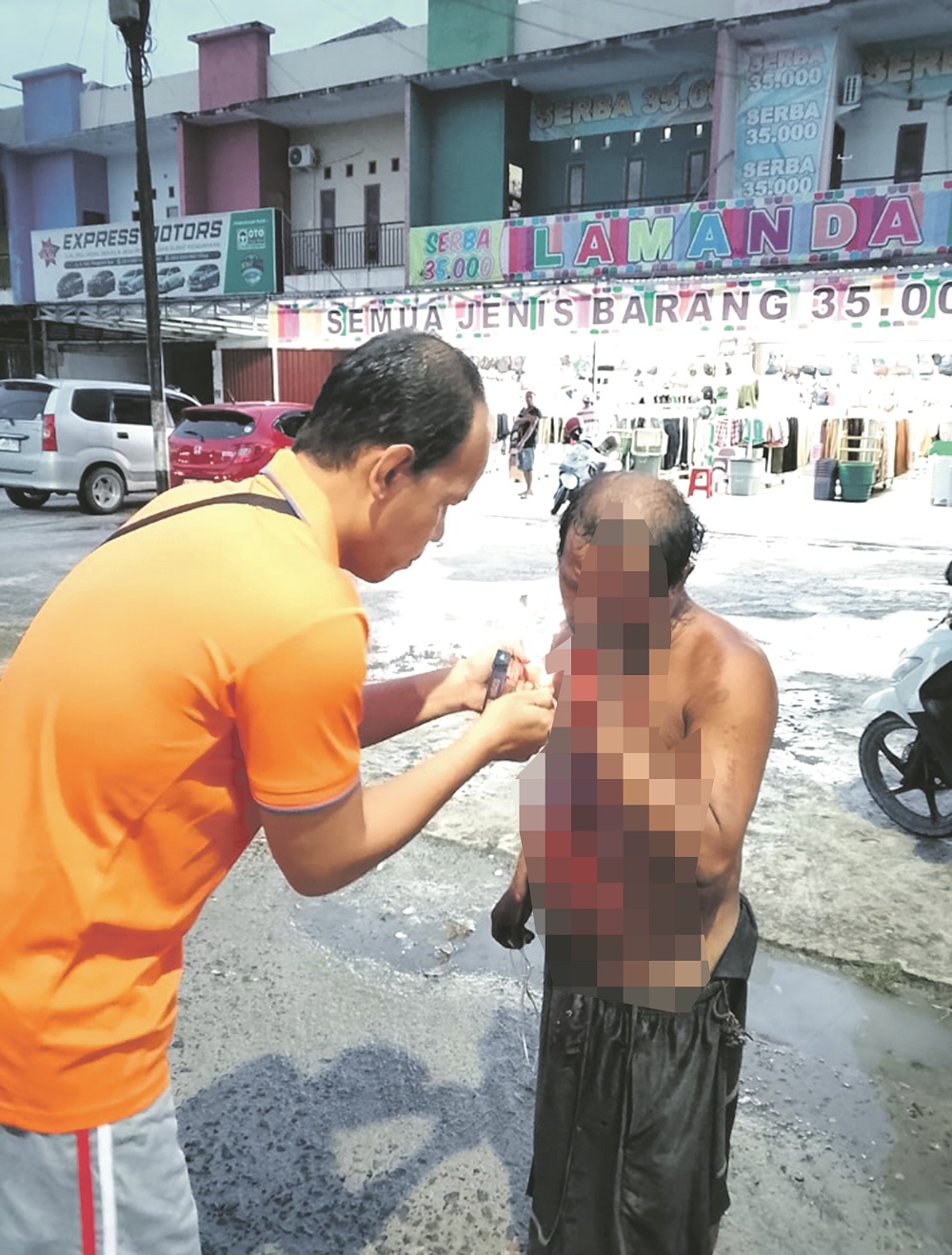 Salah satu relawan PMI Kotawaringin Barat Indra Alfian membujuk ODGJ dengan sebatang rokok agar mau diberi pertolongan, Minggu (7/12).