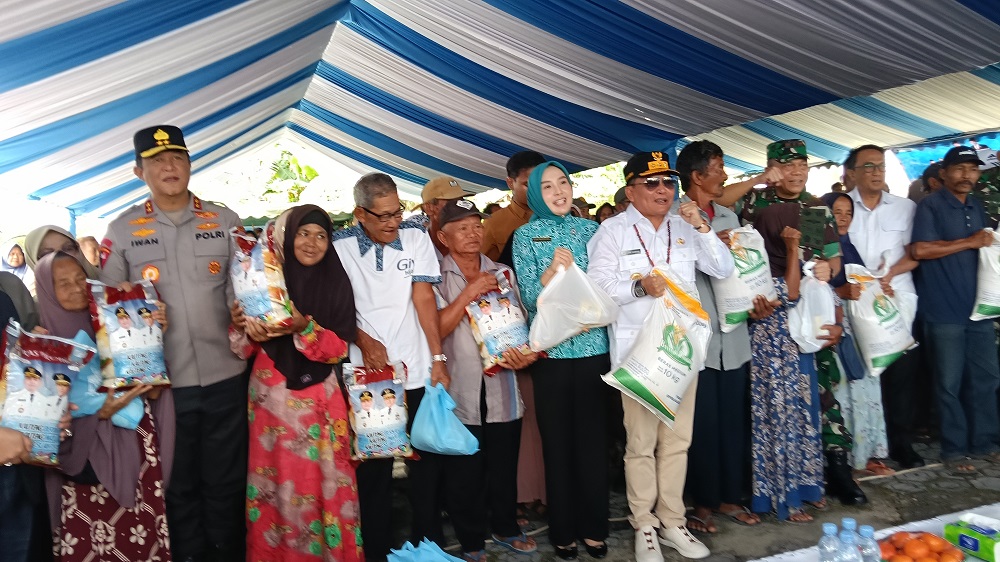 Gubernur Kalimantan Tengah Agustiar Sabran bersama masyarakat dalam kegiatan pasar murah di halaman Masjid Agung Riyadlush Salihin, Senin (8/12).