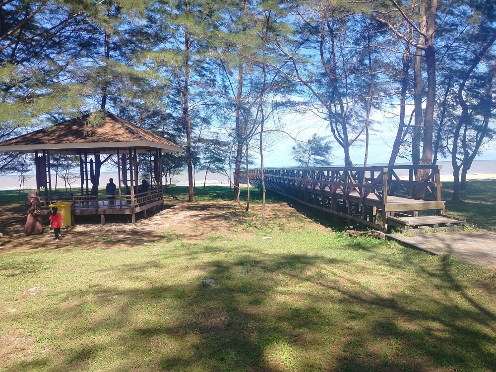 Anjungan baru dan gajebo telah dibangun di Pantai Anugerah Desa Sungai Tabuk, Sukamara.