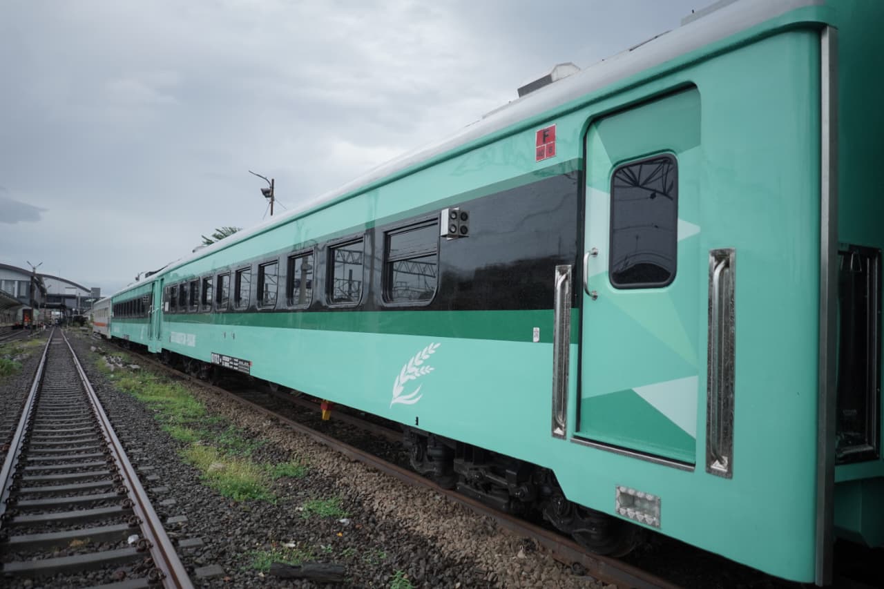 Kereta Petani dan Pedagang memiliki kapasitas 73 tempat duduk dan area bagasi luas.