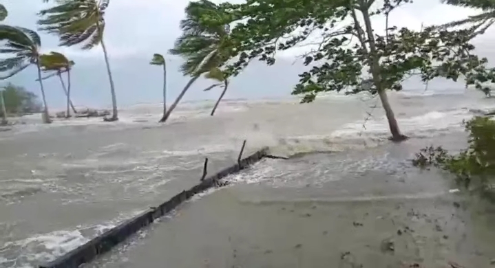 Warga Desa Keraya, Kecamatan Kumai, secara mandiri memasukan pasir dalam karung untuk tanggul pemecah ombak, belum lama ini.