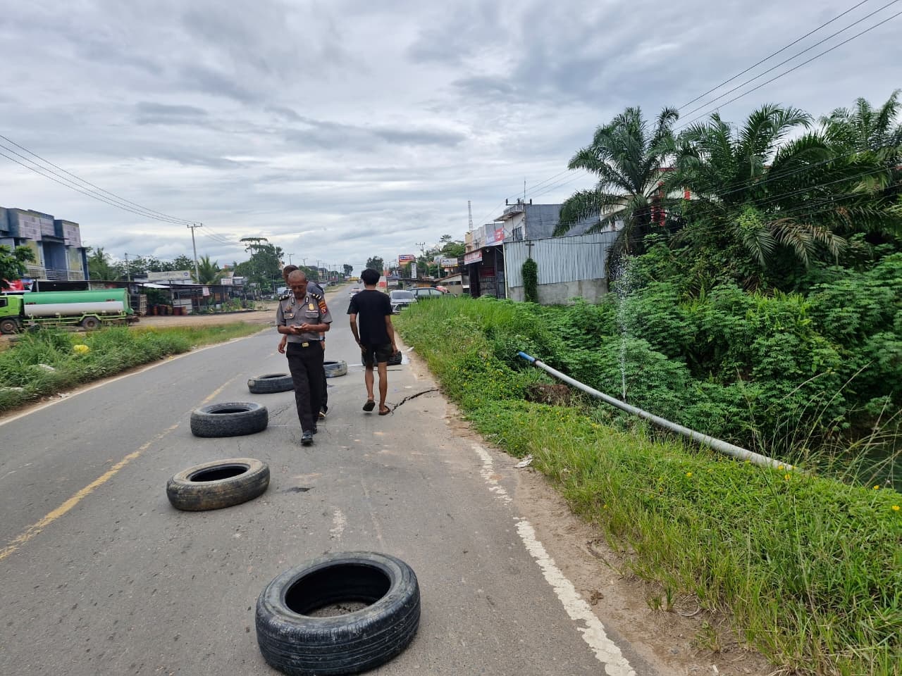 Kondisi titik jalan dan jembatan yang amblas di kilometer 67 Pangkalan Banteng, Kabupaten Kotawaringin Barat, Selasa (9/12).