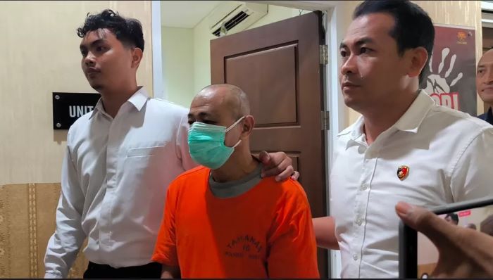 ASUSILA: SRT digiring menuju sel tahanan Polres Gresik. Kakek 59 tahun itu terbukti melakukan kekerasan seksual terhadap pelajar SMA berusia 16 tahun. (Ludry Prayoga/Jawa Pos)