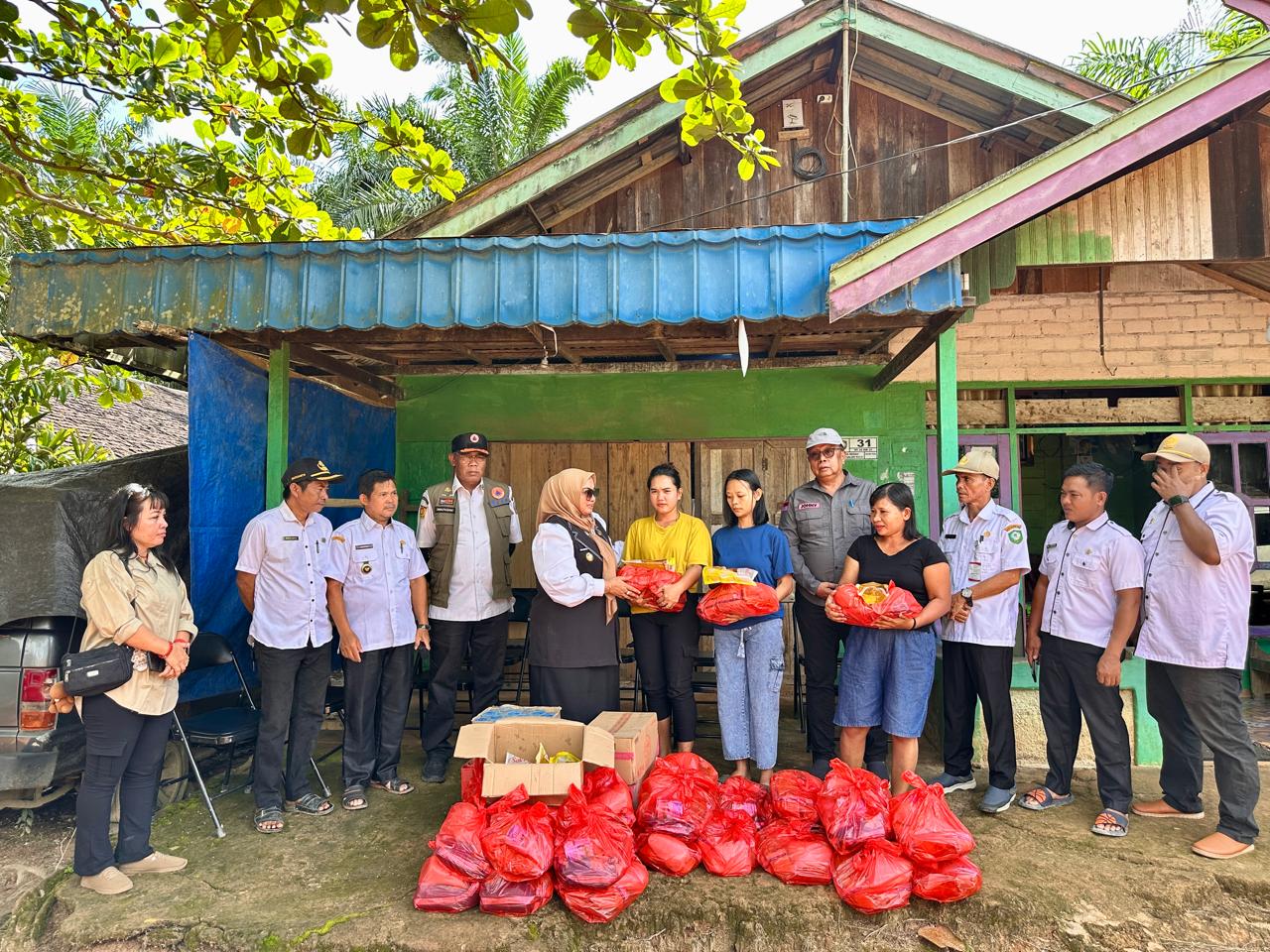 Wabup Kotim Irawati saat menyalurkan bantuan bagi warga yang terdampak banjir di Kecamatan Tualan Hulu, Rabu (10/12).
