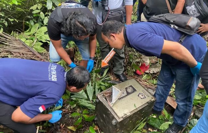 TEMUAN: Brankas LPD Desa Adat Yeh Poh ditemukan di sebuah kebun milik warga, Minggu (30/11/2025). (ist)