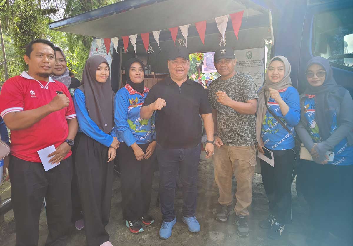 LAYANAN: Bupati Kotim Halikinnor saat meninjau layanan mobil keliling Disdukcapil di Taman Kota Sampit, Minggu (7/12).