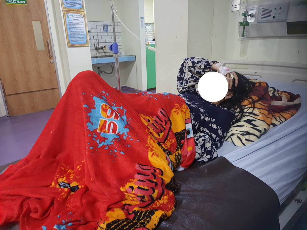 MEMBAIK: Kondisi salah satu pasien korban keracunan makanan sedang menunggu proses lahiran di Ruang Verlos Kamer RSUD dr Murjani Sampit,Selasa (9/12) malam.HENY/RADAR SAMPIT