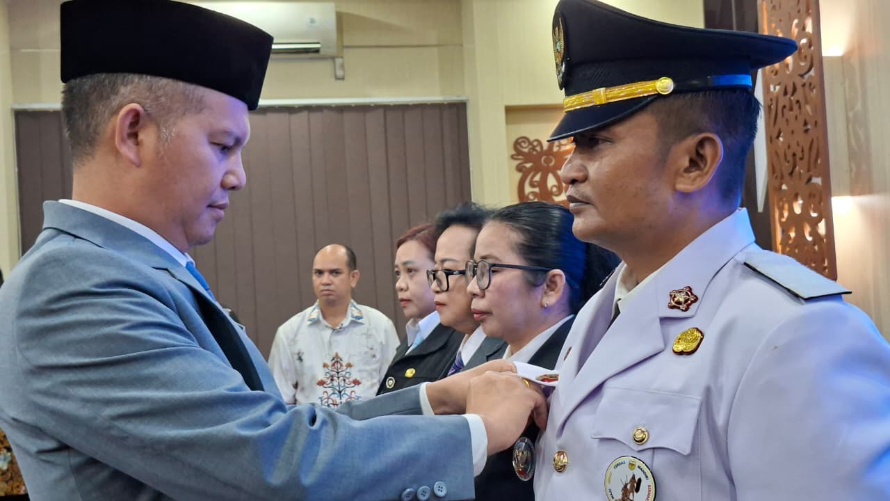 Bupati Gunung Mas (Gumas), Kalimantan Tengah Jaya S Monong melantik sejumlah pejabat eselon III a dan III b serta mengukuhkan pejabat fungsional di lingkup pemerintah kabupaten setempat.