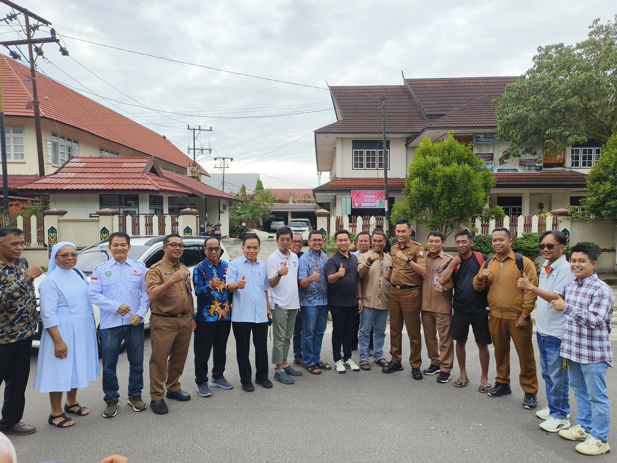 AKUR: Peserta rapat membahas pro kontra rencana even road race saat sama-sama meninjau lokasi di kawasan Taman Kota Sampit, setelah sempat berdebat panjang, Selasa (9/12).&nbsp;HENY/RADAR SAMPIT